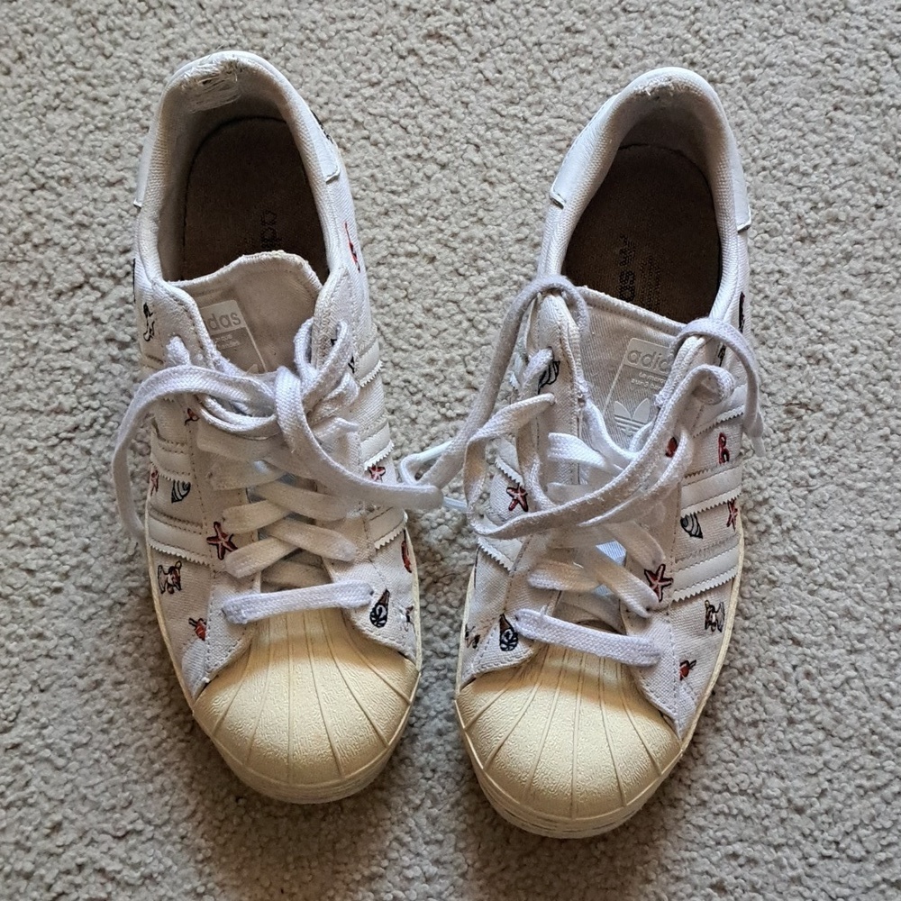 Adidas Womens White Beach Icons Sneakers with Beach Patterns